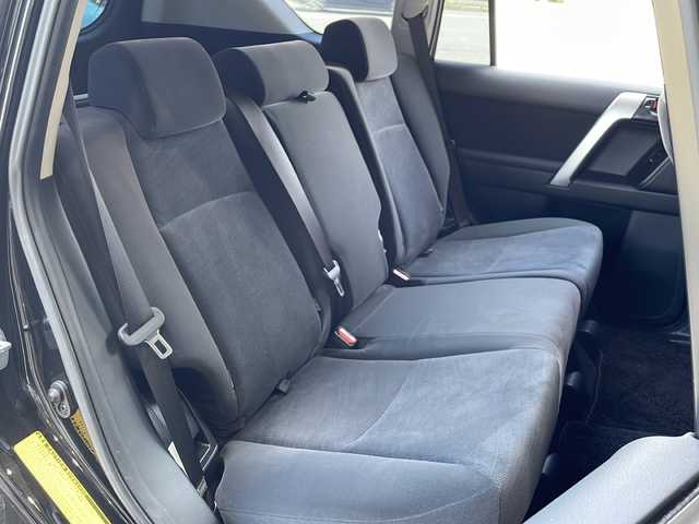 トヨタ ランドクルーザー プラド TX 静岡県 2018(平30)年 4.1万km アティチュードブラックマイカ 【安全装備】/トヨタセーフティセンス/レーダークルーズコントロール/プリクラッシュセーフティ/（ミリ波レーダー・単眼カメラ・昼歩行者検知機能付）/（対車両：自車車速域約10km/hから最高速度：最大約40km/h減速可）/（対歩行者：自車車速域約10km/hから80km/h間：最大約30km/h減速可）/オートマチックハイビーム /（作動車速：30km/以上時）/レーンディパーチャーアラート（LDA）/（作動車速：50km/h以上時）/【主要装備】/純正ナビ　/ステアリングスイッチ　/ヘッドライトウォッシャー　/バックカメラ　/ＬＥＤヘッドライト　/プッシュスタート　/スマートキー　/純正１７インチアルミ/フルセグテレビ/ETC