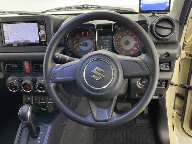 スズキ ジムニー XL 長野県 2020(令2)年 2.1万km シフォンアイボリーM 4WD/社外SDナビ/Bluetooth/CD/DVD/フルセグTV/ETC/バック・フロントカメラ/前方カメラモニター/シートヒーター/横滑り防止装置/衝突被害軽減システム/盗難防止装置/ドアミラーヒーター/ライトデベライザー/ルーフラック/純正16インチAW装着/純正フロアマット/スペアタイヤ/スペアタイヤカバー/背面タイヤ/オートライト/オートマチックハイビーム/LEDヘッドライト/スマートキー/スペアキー1本