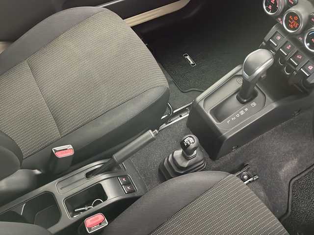 スズキ ジムニー XL 長野県 2020(令2)年 2.1万km シフォンアイボリーM 4WD/社外SDナビ/Bluetooth/CD/DVD/フルセグTV/ETC/バック・フロントカメラ/前方カメラモニター/シートヒーター/横滑り防止装置/衝突被害軽減システム/盗難防止装置/ドアミラーヒーター/ライトデベライザー/ルーフラック/純正16インチAW装着/純正フロアマット/スペアタイヤ/スペアタイヤカバー/背面タイヤ/オートライト/オートマチックハイビーム/LEDヘッドライト/スマートキー/スペアキー1本