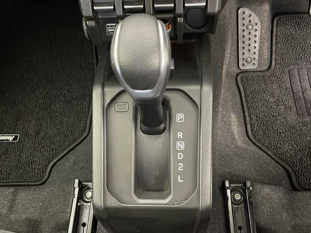 スズキ ジムニー XL 長野県 2020(令2)年 2.1万km シフォンアイボリーM 4WD/社外SDナビ/Bluetooth/CD/DVD/フルセグTV/ETC/バック・フロントカメラ/前方カメラモニター/シートヒーター/横滑り防止装置/衝突被害軽減システム/盗難防止装置/ドアミラーヒーター/ライトデベライザー/ルーフラック/純正16インチAW装着/純正フロアマット/スペアタイヤ/スペアタイヤカバー/背面タイヤ/オートライト/オートマチックハイビーム/LEDヘッドライト/スマートキー/スペアキー1本