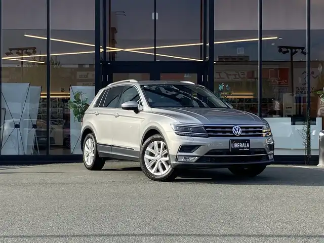フォルクスワーゲン ティグアン TSI ハイライン 福岡県 2017(平29)年 4万km シルバー 純正ナビ　（AppleCarplay/フルセグTV/DVD)/衝突軽減ブレーキ/オートクルーズコントロール/レーンアシスト/リヤトラフィックアラート/前後コーナーセンサー/オートブレーキホールド/パーキングアシスト/アラウンドビューカメラ/全席シートヒーター