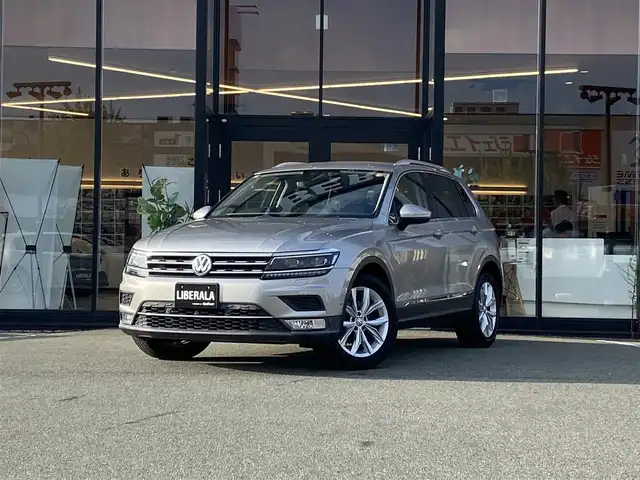 フォルクスワーゲン ティグアン TSI ハイライン 福岡県 2017(平29)年 4万km シルバー 純正ナビ　（AppleCarplay/フルセグTV/DVD)/衝突軽減ブレーキ/オートクルーズコントロール/レーンアシスト/リヤトラフィックアラート/前後コーナーセンサー/オートブレーキホールド/パーキングアシスト/アラウンドビューカメラ/全席シートヒーター