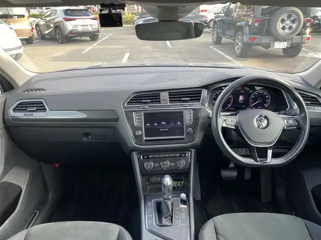 フォルクスワーゲン ティグアン TSI ハイライン 福岡県 2017(平29)年 4万km シルバー 純正ナビ　（AppleCarplay/フルセグTV/DVD)/衝突軽減ブレーキ/オートクルーズコントロール/レーンアシスト/リヤトラフィックアラート/前後コーナーセンサー/オートブレーキホールド/パーキングアシスト/アラウンドビューカメラ/全席シートヒーター