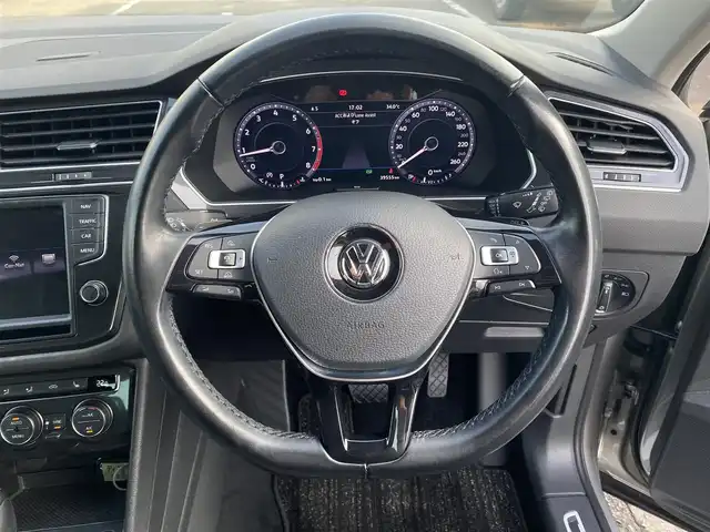 フォルクスワーゲン ティグアン TSI ハイライン 福岡県 2017(平29)年 4万km シルバー 純正ナビ　（AppleCarplay/フルセグTV/DVD)/衝突軽減ブレーキ/オートクルーズコントロール/レーンアシスト/リヤトラフィックアラート/前後コーナーセンサー/オートブレーキホールド/パーキングアシスト/アラウンドビューカメラ/全席シートヒーター