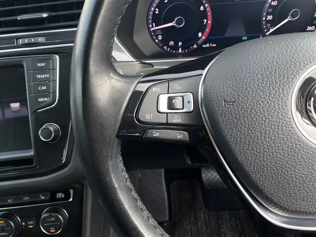 フォルクスワーゲン ティグアン TSI ハイライン 福岡県 2017(平29)年 4万km シルバー 純正ナビ　（AppleCarplay/フルセグTV/DVD)/衝突軽減ブレーキ/オートクルーズコントロール/レーンアシスト/リヤトラフィックアラート/前後コーナーセンサー/オートブレーキホールド/パーキングアシスト/アラウンドビューカメラ/全席シートヒーター