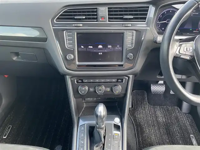 フォルクスワーゲン ティグアン TSI ハイライン 福岡県 2017(平29)年 4万km シルバー 純正ナビ　（AppleCarplay/フルセグTV/DVD)/衝突軽減ブレーキ/オートクルーズコントロール/レーンアシスト/リヤトラフィックアラート/前後コーナーセンサー/オートブレーキホールド/パーキングアシスト/アラウンドビューカメラ/全席シートヒーター