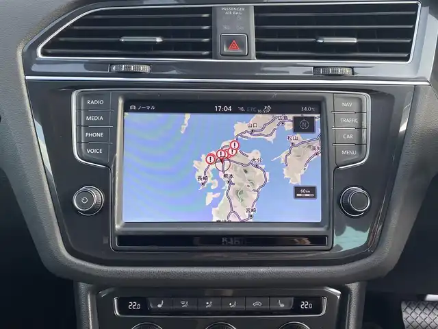 フォルクスワーゲン ティグアン TSI ハイライン 福岡県 2017(平29)年 4万km シルバー 純正ナビ　（AppleCarplay/フルセグTV/DVD)/衝突軽減ブレーキ/オートクルーズコントロール/レーンアシスト/リヤトラフィックアラート/前後コーナーセンサー/オートブレーキホールド/パーキングアシスト/アラウンドビューカメラ/全席シートヒーター