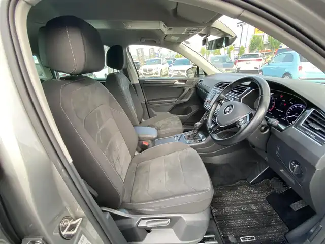 フォルクスワーゲン ティグアン TSI ハイライン 福岡県 2017(平29)年 4万km シルバー 純正ナビ　（AppleCarplay/フルセグTV/DVD)/衝突軽減ブレーキ/オートクルーズコントロール/レーンアシスト/リヤトラフィックアラート/前後コーナーセンサー/オートブレーキホールド/パーキングアシスト/アラウンドビューカメラ/全席シートヒーター