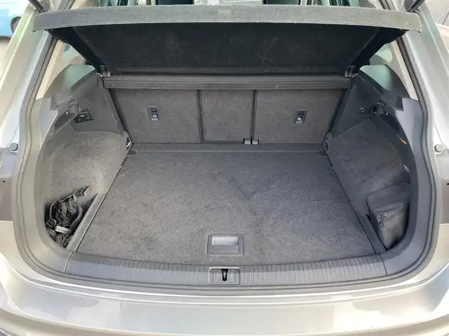 フォルクスワーゲン ティグアン TSI ハイライン 福岡県 2017(平29)年 4万km シルバー 純正ナビ　（AppleCarplay/フルセグTV/DVD)/衝突軽減ブレーキ/オートクルーズコントロール/レーンアシスト/リヤトラフィックアラート/前後コーナーセンサー/オートブレーキホールド/パーキングアシスト/アラウンドビューカメラ/全席シートヒーター