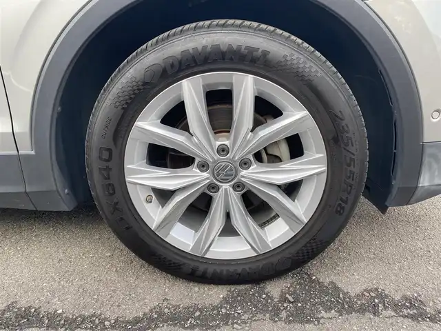 フォルクスワーゲン ティグアン TSI ハイライン 福岡県 2017(平29)年 4万km シルバー 純正ナビ　（AppleCarplay/フルセグTV/DVD)/衝突軽減ブレーキ/オートクルーズコントロール/レーンアシスト/リヤトラフィックアラート/前後コーナーセンサー/オートブレーキホールド/パーキングアシスト/アラウンドビューカメラ/全席シートヒーター