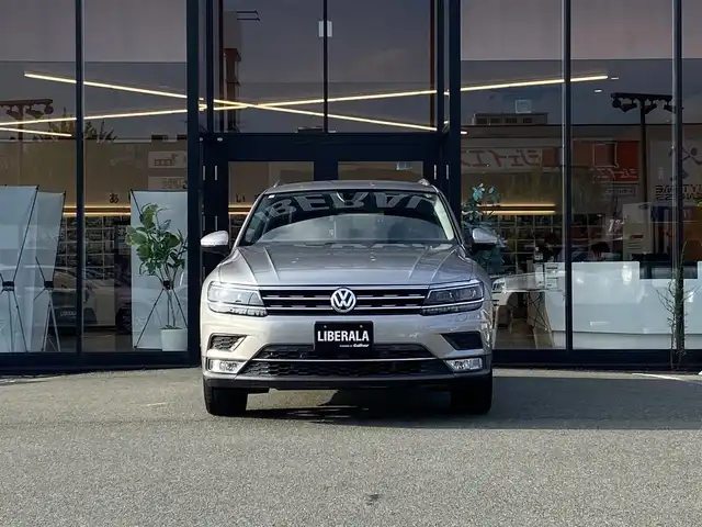 フォルクスワーゲン ティグアン TSI ハイライン 福岡県 2017(平29)年 4万km シルバー 純正ナビ　（AppleCarplay/フルセグTV/DVD)/衝突軽減ブレーキ/オートクルーズコントロール/レーンアシスト/リヤトラフィックアラート/前後コーナーセンサー/オートブレーキホールド/パーキングアシスト/アラウンドビューカメラ/全席シートヒーター