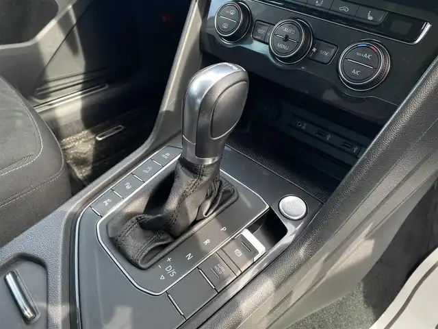 フォルクスワーゲン ティグアン TSI ハイライン 福岡県 2017(平29)年 4万km シルバー 純正ナビ　（AppleCarplay/フルセグTV/DVD)/衝突軽減ブレーキ/オートクルーズコントロール/レーンアシスト/リヤトラフィックアラート/前後コーナーセンサー/オートブレーキホールド/パーキングアシスト/アラウンドビューカメラ/全席シートヒーター