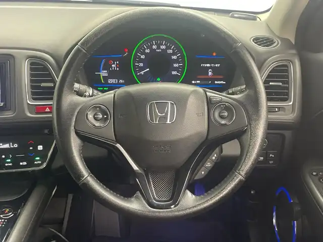 ホンダ ヴェゼル ハイブリッド Z 三重県 2014(平26)年 6.5万km ルーセブラックM 社外SDナビ/AM/FM/CD/DVD/SD/BT/フルセグTV/バックカメラ/あんしんパッケージ/・シティブレーキアクティブシステム/・前席用i-サイドエアバッグシステム＋サイドカーテンエアバッグシステム/オートライト/LEDヘッドライト/フォグランプ/クルーズコントロール /電子パーキングブレーキ/オートブレーキホールド/ステアリングスイッチ /ルーフレール /本革ステアリング/パドルシフト/ハーフレザーシート /シートヒーター