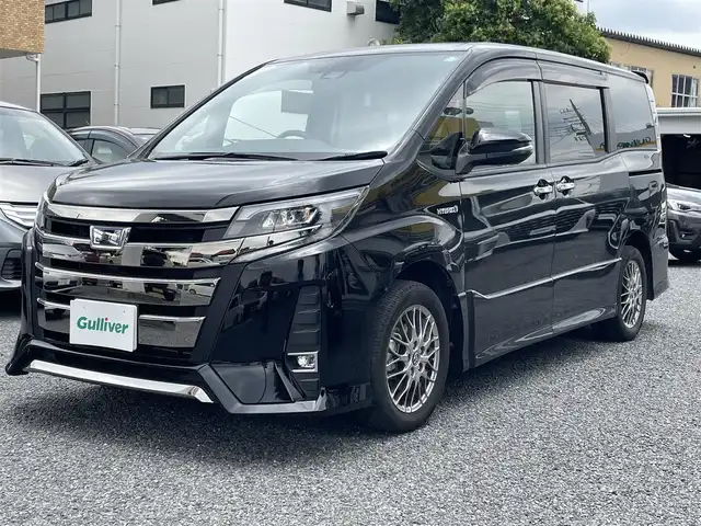 トヨタ ノア ハイブリッド Si ダブルバイビー 埼玉県 2017(平29)年 4.1万km ブラック ワンオーナー/シートヒーター/純正メモリーナビ＆ワンセグＴＶ/（ＤＶＤ＆ＣＤ＆ＢＴ）/フリップダウンモニター/バッックカメラ/ビルトインＥＴＣ（２.０）/純正ドライブレコーダー/トヨタセーフティーセンス/クルーズコントロール/革巻きステアリング/ステアリングリモコン/両側パワースライドドア/純正エアロ/純正１６inアルミホイール/オートハイビーム/オートライト/ＬＥＤライト/フォグランプ/ウィンカーミラー/オート電動格納ミラー/スマートキー/プッシュスタート/Ｗ＆サイド＆カーテンエアバッグ/横滑り防止装置/ＡＢＳ/ドアバイザー/フロアマット/新車保証書/取扱説明書/ナビ取扱説明書/スマートスペアキー有