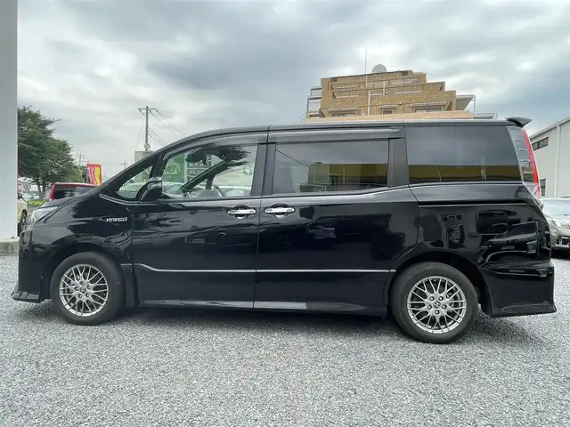 トヨタ ノア ハイブリッド Si ダブルバイビー 埼玉県 2017(平29)年 4.1万km ブラック ワンオーナー/シートヒーター/純正メモリーナビ＆ワンセグＴＶ/（ＤＶＤ＆ＣＤ＆ＢＴ）/フリップダウンモニター/バッックカメラ/ビルトインＥＴＣ（２.０）/純正ドライブレコーダー/トヨタセーフティーセンス/クルーズコントロール/革巻きステアリング/ステアリングリモコン/両側パワースライドドア/純正エアロ/純正１６inアルミホイール/オートハイビーム/オートライト/ＬＥＤライト/フォグランプ/ウィンカーミラー/オート電動格納ミラー/スマートキー/プッシュスタート/Ｗ＆サイド＆カーテンエアバッグ/横滑り防止装置/ＡＢＳ/ドアバイザー/フロアマット/新車保証書/取扱説明書/ナビ取扱説明書/スマートスペアキー有