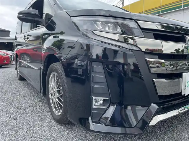 トヨタ ノア ハイブリッド Si ダブルバイビー 埼玉県 2017(平29)年 4.1万km ブラック ワンオーナー/シートヒーター/純正メモリーナビ＆ワンセグＴＶ/（ＤＶＤ＆ＣＤ＆ＢＴ）/フリップダウンモニター/バッックカメラ/ビルトインＥＴＣ（２.０）/純正ドライブレコーダー/トヨタセーフティーセンス/クルーズコントロール/革巻きステアリング/ステアリングリモコン/両側パワースライドドア/純正エアロ/純正１６inアルミホイール/オートハイビーム/オートライト/ＬＥＤライト/フォグランプ/ウィンカーミラー/オート電動格納ミラー/スマートキー/プッシュスタート/Ｗ＆サイド＆カーテンエアバッグ/横滑り防止装置/ＡＢＳ/ドアバイザー/フロアマット/新車保証書/取扱説明書/ナビ取扱説明書/スマートスペアキー有
