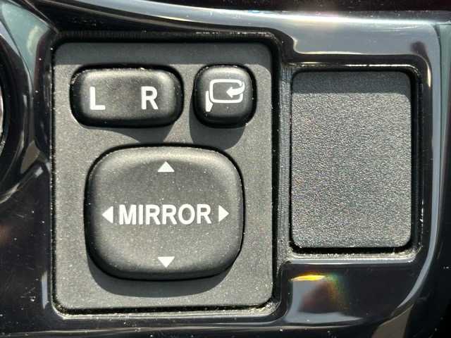 トヨタ ヴィッツ RS 千葉県 2011(平23)年 7.1万km グレーメタリック 社外ナビ/フルセグテレビ/Bluetooth/iPod接続/CD/DVD/SD再生/ETC/電動格納ウィンカーミラー/オートライト/オートエアコン/スマートキー/プッシュスタート/Wエアバッグ/革巻きステアリング/純正フロアマット/純正１６インチアルミホイール/ドアバイザー/フロントフォグランプ/保証書/取扱説明書