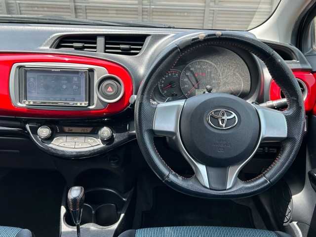 トヨタ ヴィッツ RS 千葉県 2011(平23)年 7.1万km グレーメタリック 社外ナビ/フルセグテレビ/Bluetooth/iPod接続/CD/DVD/SD再生/ETC/電動格納ウィンカーミラー/オートライト/オートエアコン/スマートキー/プッシュスタート/Wエアバッグ/革巻きステアリング/純正フロアマット/純正１６インチアルミホイール/ドアバイザー/フロントフォグランプ/保証書/取扱説明書