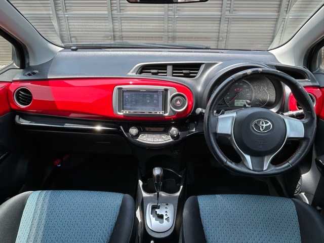 トヨタ ヴィッツ RS 千葉県 2011(平23)年 7.1万km グレーメタリック 社外ナビ/フルセグテレビ/Bluetooth/iPod接続/CD/DVD/SD再生/ETC/電動格納ウィンカーミラー/オートライト/オートエアコン/スマートキー/プッシュスタート/Wエアバッグ/革巻きステアリング/純正フロアマット/純正１６インチアルミホイール/ドアバイザー/フロントフォグランプ/保証書/取扱説明書