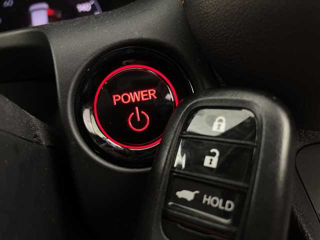 ホンダ ＺＲ－Ｖ ハイブリッド e:HEV Z 新潟県 2023(令5)年 2.6万km ワイン ４WD/プッシュスタート/スペアキー1本/スマートキー/ディスプレイオーディオ/全周囲カメラ/フルセグ/ドライブレコーダー前後/パワーシート　D席/N席/純正アルミ18インチ/ミラーヒーター/置くだけ充電/衝突被害軽減システム/レーンキープアシスト/LEDライト/新車時保証書/取扱説明書