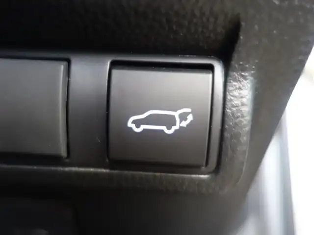 トヨタ カローラ クロス Z 静岡県 2023(令5)年 2.5万km アバンギャルドブロンズメタリック ワンオーナー／禁煙車/走行距離25千キロ/トヨタセーフティセンス/　・プリクラッシュセーフティ/　・レーントレーシングアラート/　・レーダークルーズコントロール/　・オートマチックハイビーム/　・先行車発進告知機能/BSM/純正ディスプレイオーディオ/　ナビ／USB/BT/ミラキャスト/バックカメラ/ビルトインETC/社外前後ドライブレコーダー/ハーフレザーシート/運転席パワーシート/前席シートヒーター/パワーバックドア/電子パーキング／オートホールド/スマートキー／プッシュスタート/純正フロントドリンクホルダー/純正フロアマット/純正ドアバイザー/取扱説明書／保証書