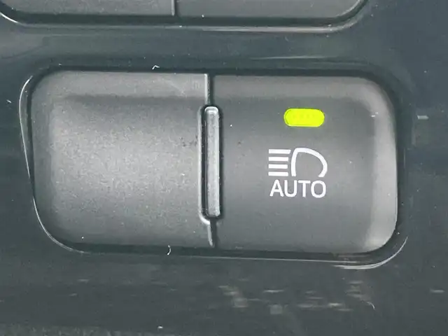 トヨタ プリウス S ツーリングセレクション 熊本県 2017(平29)年 2.2万km ホワイトパールクリスタルシャイン ワンオーナー/ALPINE9インチナビ/・AM/FM/CD/DVD/SD/・Bluetooth/・フルセグTV/バックカメラ/トヨタセーフティセンス/・プリクラッシュセーフティ/・レーントレーシングアシスト/・レーダークルーズコントロール/・オートマチックハイビーム/ビルトインETC/合革シート/・シートヒーター（D/N席）/LEDヘッドライト/・オートライト/・フォグランプ/革巻きステアリング/・ステアリングリモコン/プッシュスタート/・スマートキー×2/ウィンカーミラー/純正フロアマット/ドアバイザー/純正17インチアルミホイール