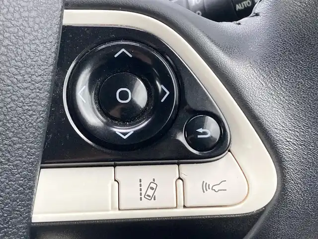 トヨタ プリウス S ツーリングセレクション 熊本県 2017(平29)年 2.2万km ホワイトパールクリスタルシャイン ワンオーナー/ALPINE9インチナビ/・AM/FM/CD/DVD/SD/・Bluetooth/・フルセグTV/バックカメラ/トヨタセーフティセンス/・プリクラッシュセーフティ/・レーントレーシングアシスト/・レーダークルーズコントロール/・オートマチックハイビーム/ビルトインETC/合革シート/・シートヒーター（D/N席）/LEDヘッドライト/・オートライト/・フォグランプ/革巻きステアリング/・ステアリングリモコン/プッシュスタート/・スマートキー×2/ウィンカーミラー/純正フロアマット/ドアバイザー/純正17インチアルミホイール