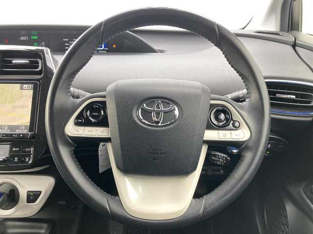トヨタ プリウス S ツーリングセレクション 熊本県 2017(平29)年 2.2万km ホワイトパールクリスタルシャイン ワンオーナー/ALPINE9インチナビ/・AM/FM/CD/DVD/SD/・Bluetooth/・フルセグTV/バックカメラ/トヨタセーフティセンス/・プリクラッシュセーフティ/・レーントレーシングアシスト/・レーダークルーズコントロール/・オートマチックハイビーム/ビルトインETC/合革シート/・シートヒーター（D/N席）/LEDヘッドライト/・オートライト/・フォグランプ/革巻きステアリング/・ステアリングリモコン/プッシュスタート/・スマートキー×2/ウィンカーミラー/純正フロアマット/ドアバイザー/純正17インチアルミホイール