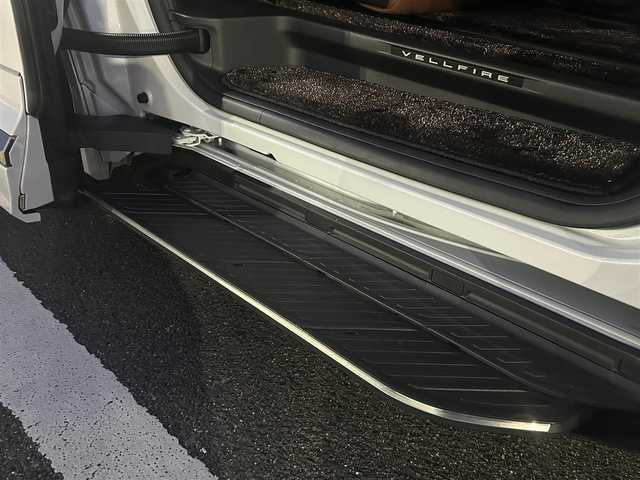 トヨタ ヴェルファイア ハイブリット Z プレミア 愛知県 2024(令6)年 0.5万km プラチナホワイトパールマイカ 純正１４インチディスプレイオーディオＰｌｕｓ　/（Bluetooth/FM/AM/フルセグTV/CarPlay/Miracast)/ユニバーサルステップ　/モデリスタフルエアロ　/純正フリップダウンモニター　/左右独立ムーンルーフ/パノラミックビューモニター/トヨタチームメイト　/　　・アドバンスパーク＋パーキングサポートブレーキ/トヨタセーフティセンス　/　　-プリクラッシュセーフティ/　　-レーントレーニングアシスト/　　-レーダークルーズコントロール/　　-アダプティブハイビームシステム［AHS］/　　-ロードサインアシスト［RSA］/　　-ドライバー異常時対応システム/　　-プロアクティブドライビングアシスト［PDA］/　　-発進遅れ告知機能［TMN］/電動バックドア/両側パワースライドドア/茶レザーシート/シートベンチレーション/シートヒーター/ビルトインETC2.0/AC100V/ワイヤレス充電/三眼LEDヘッドライト/LEDフォグ/ヘッドアップディスプレイ/ブラインドスポットモニター/ステアリングヒーター/メモリー機能付パワーシート/バック・サイド・フロントカメラ/前後ドライブレコーダー/パドルシフト/オットマン