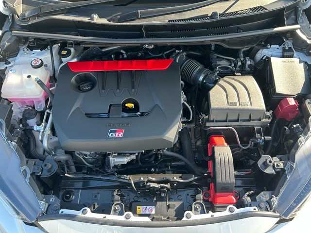 トヨタ ＧＲヤリス RZ ハイパフォーマンス 千葉県 2024(令6)年 1.3万km プラチナホワイトパールマイカ 6速MT/純正ナビ/フルセグテレビ/Bluetooth接続/USB端子/ETC2.0/ステアリングヒーター/運転席・助手席シートヒーター/左右分離型フルオートエアコン/トヨタセーフティセンス/レーダークルーズコントロール/レーンディパーチャーアラート/ブラインドスポットモニター/プリクラッシュセーフティー/リアクロストラフィックアラート/ロードサインアシスト/前後コーナーセンサー/盗難防止装置/横滑り防止装置/オートハイビーム/オートライト/LEDヘッドライト/プッシュスタート/スマートキー/本革ステアリング/純正１８インチアルミホイール/純正フロアマット