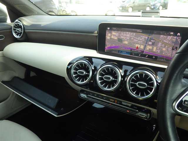 メルセデス・ベンツ ＣＬＡ２００ｄ 静岡県 2020(令2)年 3.2万km マウンテングレー アクティブブレーキアシスト/アクティブレーンキーピングアシスト/レーンチェンジアシスト/ブラインドスポットアシスト/アテンションアシスト/ヘッドアップディスプレイ/ホワイトレザーシート/前席パワーシート/シートヒーター/純正ナビ/地デジTV/【Bluetooth接続】/360°カメラ/ドライブレコーダー/ディストロニック/革巻きステアリング/ステアリングスイッチ/パドルシフト/ETC（2.0）/LEDヘッドライト/フォグライト/ウインカーミラー/パークトロニック/純正18インチアルミホイル/サイド/カーテンエアバッグ/キーレスゴー