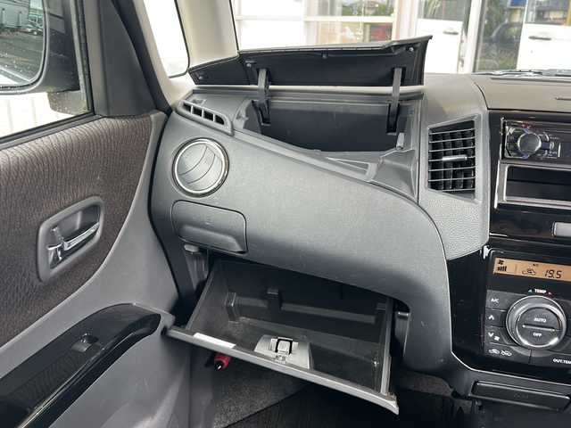 日産 ルークス ハイウェイスター 静岡県 2013(平25)年 9.6万km スノーパールホワイト 社外オーディオ/・USB/AUX/ラジオ/主要装備/・片側パワースライドドア　/・オートライト　/・スマートキー　/・プッシュスタート　/・パワーステアリング　/・パワーウィンド　/・オートエアコン　/・純正フロアマット　/・純正アルミホイール　/・盗難防止装置　/・フォグランプ　/・ＵＳＢ挿入口