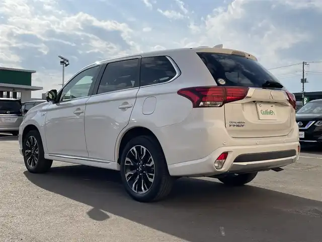 三菱 アウトランダー ＰＨＥＶ G Limited Edition 東京都 2017(平29)年 8.7万km ホワイトパール 純正ナビ/バックモニター/衝突被害軽減/車線逸脱警報/ソナーシステム/レーダークルーズ/オートマチックハイビーム/シートヒーター/ステアリングヒーター/ＥＴＣ/ドライブレコーダー/ステアリングスイッチ/スマートキー/充電ケーブル付属/保証書＆ナビ