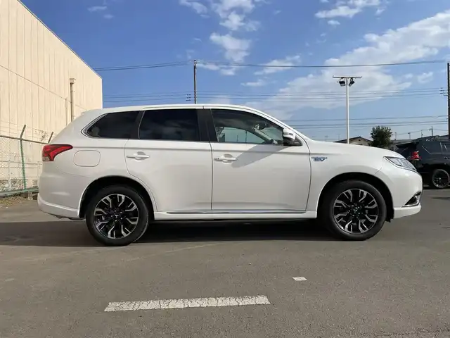 三菱 アウトランダー ＰＨＥＶ G Limited Edition 東京都 2017(平29)年 8.7万km ホワイトパール 純正ナビ/バックモニター/衝突被害軽減/車線逸脱警報/ソナーシステム/レーダークルーズ/オートマチックハイビーム/シートヒーター/ステアリングヒーター/ＥＴＣ/ドライブレコーダー/ステアリングスイッチ/スマートキー/充電ケーブル付属/保証書＆ナビ