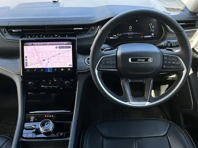 クライスラー・ジープ ジープ グランドチェロキー 30thアニバーサリーED 千葉県 2023(令5)年 1.3万km 黒 ワンオーナー/30TH ANNIVERSARY EDITION/4xeモデル/純正前後ドライブレコーダー/10.1インチタッチパネルモニター/・地上デジタルチューナー/・Bluetooth/・Apple CarPlay/・Android Auto/サラウンドビューカメラ/ALPINE製プレミアムサウンドシステムスピーカー９基、サブウーハー１基/ワイヤレスチャージングパッド（特別装備）/デジタルリアビュールームミラー（特別装備）/合成皮革シート/・フロント、２列目シートヒーター/・ベンチレーテッドフロントシート/30th Anniversary Edition　専用フロント・リアフェイシア(特別装備)/グロスブラックフロントグリル(特別装備)/ブラックルーフレール（特別装備）/30th Anniversary Editionバッジ(特別装備)/ボディ同色サイドシルエクステンション(特別装備)/ボディ同色フロント・リアフェイシア・ホイールフレア(特別装備)/デュアルマフラーカッター(特別装備)/グロスブラックカラー２０インチアルミホイール(特別装備)/取扱説明書、保証書等完備/スペアキー有り