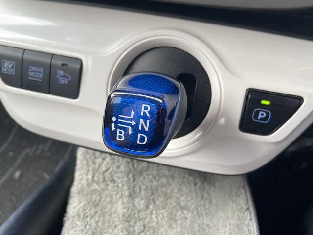 トヨタ プリウス S 道央・札幌 2016(平28)年 11.7万km グレーメタリック 4WD/純正ナビ（CD、DVD、SD、FM/AM/BT/フルセグTV）/バックカメラ/社外前後ドライブレコーダー/プッシュスタート/LEDヘッドライト/純正エンジンスターター/寒冷地仕様/横滑り防止装置/オートライト/電動格納ミラー/新車時保証書/取扱説明書/スペアキー×1