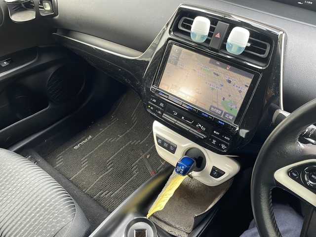 トヨタ プリウス S 道央・札幌 2016(平28)年 11.7万km グレーメタリック 4WD/純正ナビ（CD、DVD、SD、FM/AM/BT/フルセグTV）/バックカメラ/社外前後ドライブレコーダー/プッシュスタート/LEDヘッドライト/純正エンジンスターター/寒冷地仕様/横滑り防止装置/オートライト/電動格納ミラー/新車時保証書/取扱説明書/スペアキー×1