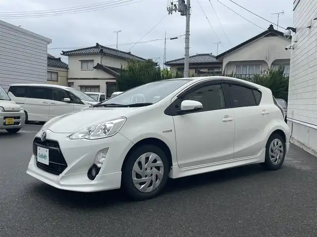 トヨタ アクア S 山形県 2016(平28)年 5.5万km ライムホワイトパールクリスタルシャイン 社外SDナビ/・フルセグTV/AM/FM/DVD/Bluetooth/純正エアロ/横滑り防止装置/衝突被害軽減ブレーキ/先行車発進告知/車線逸脱警報/盗難防止装置/HIDヘッドライト/オートライト/オートハイビーム/フロントフォグランプ/シートヒーター（D/N席）/バックカメラ/プッシュスタート/スペアキー/純正ドアバイザー/純正フロアマット/ETC/保証書/取扱説明書