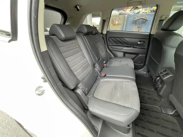 三菱 アウトランダー ＰＨＥＶ G Limited Edition 滋賀県 2019(令1)年 6.4万km シルキーホワイト 禁煙車/社外ナビ/CD.DVD.Bluetooth.フルセグ/衝突軽減ブレーキ/レーダークルーズコントロール/ハーフレザーシート/前席シートヒーター/ステアリングヒーター/パドルシフト/クリアランスソナー/LEDヘッドライト/オートライト/電子パーキング/オートブレーキホールド/ETC/D席パワーシート/車線逸脱警報/スマートキー/スペアキー