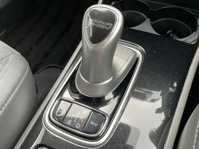 三菱 アウトランダー ＰＨＥＶ G Limited Edition 滋賀県 2019(令1)年 6.4万km シルキーホワイト 禁煙車/社外ナビ/CD.DVD.Bluetooth.フルセグ/衝突軽減ブレーキ/レーダークルーズコントロール/ハーフレザーシート/前席シートヒーター/ステアリングヒーター/パドルシフト/クリアランスソナー/LEDヘッドライト/オートライト/電子パーキング/オートブレーキホールド/ETC/D席パワーシート/車線逸脱警報/スマートキー/スペアキー