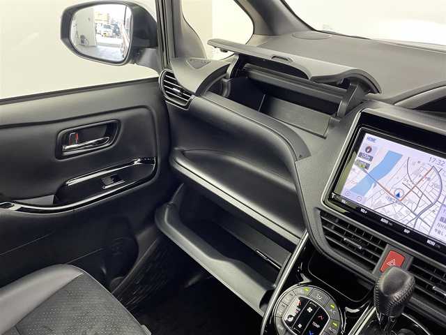 トヨタ ヴォクシー ZS 煌Ⅲ 大分県 2020(令2)年 3.5万km イナズマスパーキングブラックガラスフレーク トヨタセーフティセンス/・プリクラッシュセーフティ/・レーンディパーチャーアラート/・オートハイビーム/純正ナビ/（Bluetooth/CD/DVD/フルセグ）/バックカメラ/クリアランスソナー/クルーズコントロール/両側パワースライドドア/ハーフレザーシート/ステアリングリモコン/プッシュスタート/スマートキー/LEDヘッドライト/フォグライト/純正アルミホイール