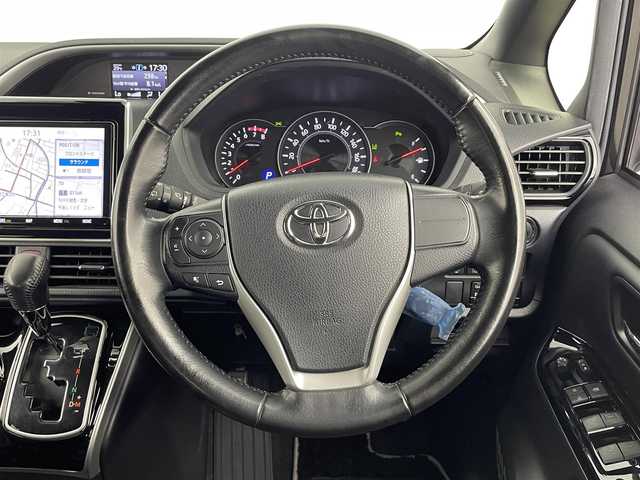 トヨタ ヴォクシー ZS 煌Ⅲ 大分県 2020(令2)年 3.5万km イナズマスパーキングブラックガラスフレーク トヨタセーフティセンス/・プリクラッシュセーフティ/・レーンディパーチャーアラート/・オートハイビーム/純正ナビ/（Bluetooth/CD/DVD/フルセグ）/バックカメラ/クリアランスソナー/クルーズコントロール/両側パワースライドドア/ハーフレザーシート/ステアリングリモコン/プッシュスタート/スマートキー/LEDヘッドライト/フォグライト/純正アルミホイール
