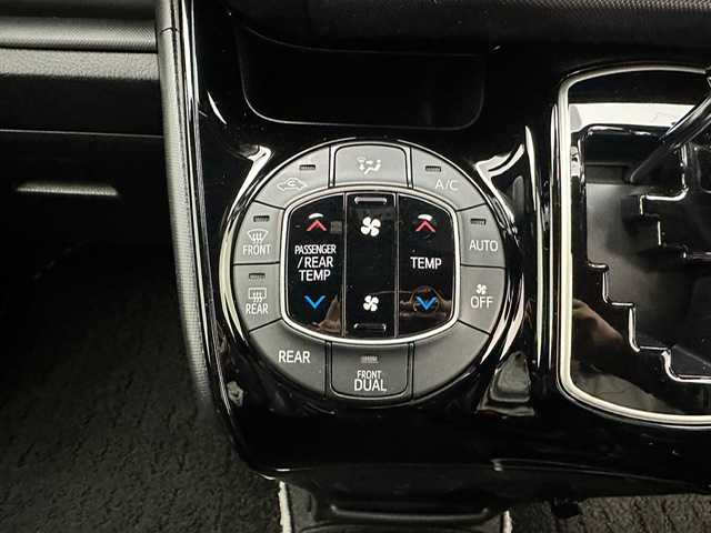 トヨタ ノア Si ダブルバイビー 兵庫県 2018(平30)年 4.9万km ホワイトパールクリスタルシャイン 純正SD　ディーラーオプション（AISZT-W66T）/（CD、DVD、SD、BT、フルセグ）/両側パワースライドドア/アイドリングストップ/クルーズコントロール/コーナーセンサー/ドライブレコーダー/バックカメラ/ビルトインETC/LDA/PCS/ハーフレザー/オートハイビーム/純正マット/バイザー/純正１６AW/TRDスポイラー（F.R）/ダウンサス