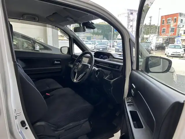 スズキ ワゴンＲ HYBRID FZ 沖縄県 2017(平29)年 5.1万km ピュアホワイトP (株)IDOMが運営する【じしゃロンOO店】の自社ローン専用車両になりますこちらは現金またはオートローンご利用時の価格です。自社ローンご希望の方は別途その旨お申付け下さい/・プッシュスタート　/・ナビ　/・バックカメラ　/・Ｂｌｕｅｔｏｏｔｈ接続　/・ＥＴＣ　/・ヘッドアップディスプレイ　/・純正アルミホイール　/・純正フロアマット　/・横滑り防止装置　/・盗難防止装置　/・衝突被害軽減システム