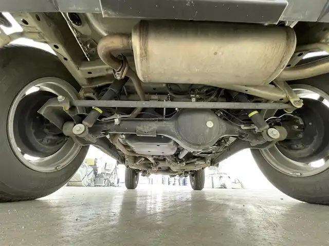 スズキ ジムニー XC 滋賀県 2020(令2)年 4.3万km シフォンアイボリーM 禁煙車/Panasonicストラーダ7インチナビ/(フルセグTV・Bluetooth・CD・DVD・AM・FM)/ETC/バックカメラ/クルーズコントロール機能/シートヒーター/純正16インチアルミホイール/純正フロアマット/背面タイヤ/センターデフロック/ダウンヒルアシスト/デュアルセンサーブレーキサポート/誤発進抑制機能/車線逸脱警報機能/ふらつき警報機能/先行車発進お知らせ機能/標識認識機能/後席シートベルトリマインダー/オートライトシステム/ライト自動消灯システム/ヒーテッドドアミラー/ヘッドランプウォッシャー/サイドアンダーミラー付ドアミラー