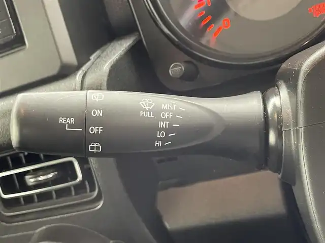 スズキ ジムニー XC 滋賀県 2020(令2)年 4.3万km シフォンアイボリーM 禁煙車/Panasonicストラーダ7インチナビ/(フルセグTV・Bluetooth・CD・DVD・AM・FM)/ETC/バックカメラ/クルーズコントロール機能/シートヒーター/純正16インチアルミホイール/純正フロアマット/背面タイヤ/センターデフロック/ダウンヒルアシスト/デュアルセンサーブレーキサポート/誤発進抑制機能/車線逸脱警報機能/ふらつき警報機能/先行車発進お知らせ機能/標識認識機能/後席シートベルトリマインダー/オートライトシステム/ライト自動消灯システム/ヒーテッドドアミラー/ヘッドランプウォッシャー/サイドアンダーミラー付ドアミラー
