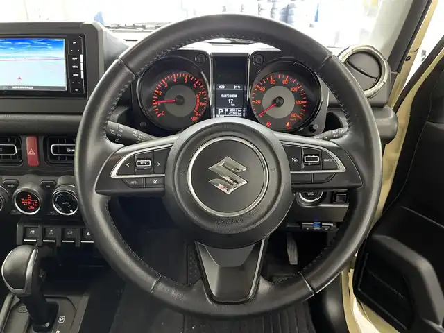 スズキ ジムニー XC 滋賀県 2020(令2)年 4.3万km シフォンアイボリーM 禁煙車/Panasonicストラーダ7インチナビ/(フルセグTV・Bluetooth・CD・DVD・AM・FM)/ETC/バックカメラ/クルーズコントロール機能/シートヒーター/純正16インチアルミホイール/純正フロアマット/背面タイヤ/センターデフロック/ダウンヒルアシスト/デュアルセンサーブレーキサポート/誤発進抑制機能/車線逸脱警報機能/ふらつき警報機能/先行車発進お知らせ機能/標識認識機能/後席シートベルトリマインダー/オートライトシステム/ライト自動消灯システム/ヒーテッドドアミラー/ヘッドランプウォッシャー/サイドアンダーミラー付ドアミラー