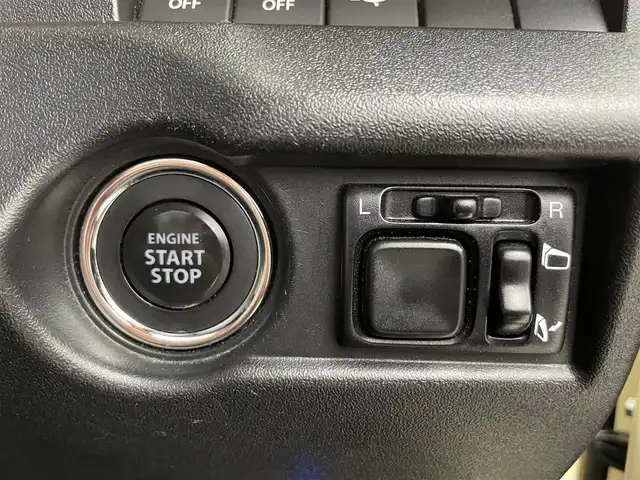 スズキ ジムニー XC 滋賀県 2020(令2)年 4.3万km シフォンアイボリーM 禁煙車/Panasonicストラーダ7インチナビ/(フルセグTV・Bluetooth・CD・DVD・AM・FM)/ETC/バックカメラ/クルーズコントロール機能/シートヒーター/純正16インチアルミホイール/純正フロアマット/背面タイヤ/センターデフロック/ダウンヒルアシスト/デュアルセンサーブレーキサポート/誤発進抑制機能/車線逸脱警報機能/ふらつき警報機能/先行車発進お知らせ機能/標識認識機能/後席シートベルトリマインダー/オートライトシステム/ライト自動消灯システム/ヒーテッドドアミラー/ヘッドランプウォッシャー/サイドアンダーミラー付ドアミラー