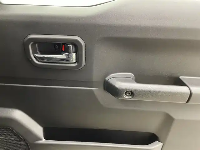 スズキ ジムニー XC 滋賀県 2020(令2)年 4.3万km シフォンアイボリーM 禁煙車/Panasonicストラーダ7インチナビ/(フルセグTV・Bluetooth・CD・DVD・AM・FM)/ETC/バックカメラ/クルーズコントロール機能/シートヒーター/純正16インチアルミホイール/純正フロアマット/背面タイヤ/センターデフロック/ダウンヒルアシスト/デュアルセンサーブレーキサポート/誤発進抑制機能/車線逸脱警報機能/ふらつき警報機能/先行車発進お知らせ機能/標識認識機能/後席シートベルトリマインダー/オートライトシステム/ライト自動消灯システム/ヒーテッドドアミラー/ヘッドランプウォッシャー/サイドアンダーミラー付ドアミラー