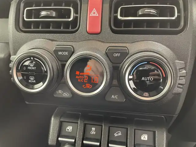 スズキ ジムニー XC 滋賀県 2020(令2)年 4.3万km シフォンアイボリーM 禁煙車/Panasonicストラーダ7インチナビ/(フルセグTV・Bluetooth・CD・DVD・AM・FM)/ETC/バックカメラ/クルーズコントロール機能/シートヒーター/純正16インチアルミホイール/純正フロアマット/背面タイヤ/センターデフロック/ダウンヒルアシスト/デュアルセンサーブレーキサポート/誤発進抑制機能/車線逸脱警報機能/ふらつき警報機能/先行車発進お知らせ機能/標識認識機能/後席シートベルトリマインダー/オートライトシステム/ライト自動消灯システム/ヒーテッドドアミラー/ヘッドランプウォッシャー/サイドアンダーミラー付ドアミラー
